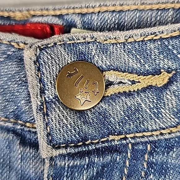 Tilt Low Rise Frayed Cuff Hem Jean Shorts Size: 7 - Picture 3 of 7